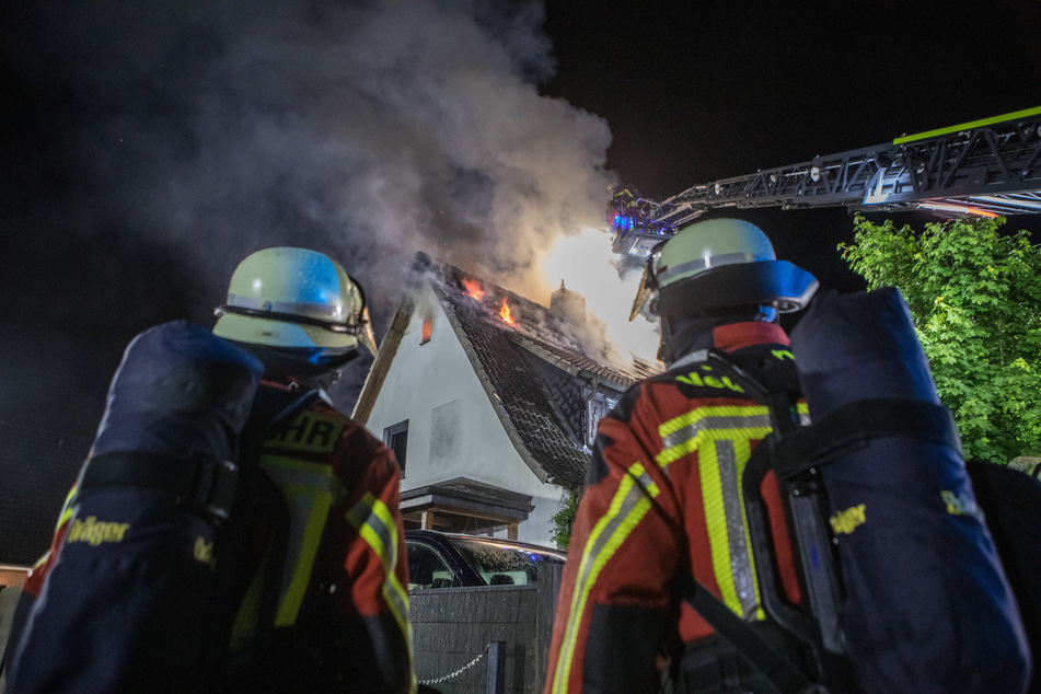 Großeinsatz in Harburg: Doppelhaushälfte steht in Flammen