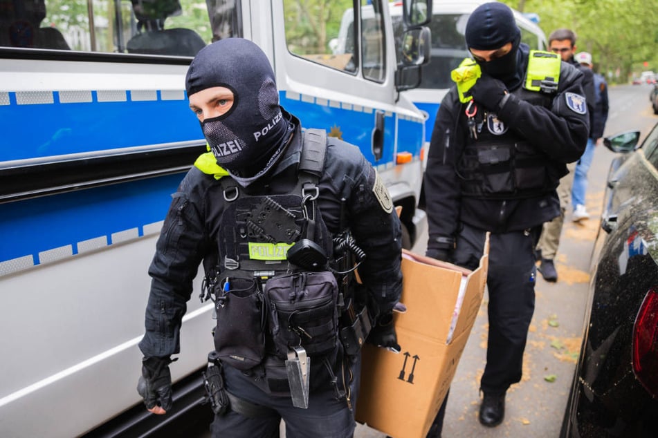 Die Beamten haben bei den Durchsuchungen kiloweise Drogen sichergestellt. (Symbolfoto)