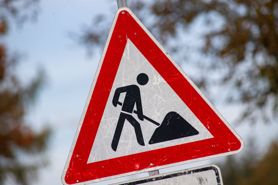 Auf der stark befahrenen Walther-Rathenau-Straße in Magdeburg kommt es am Freitag zu Behinderungen aufgrund einer Baustelle. (Symbolbild)