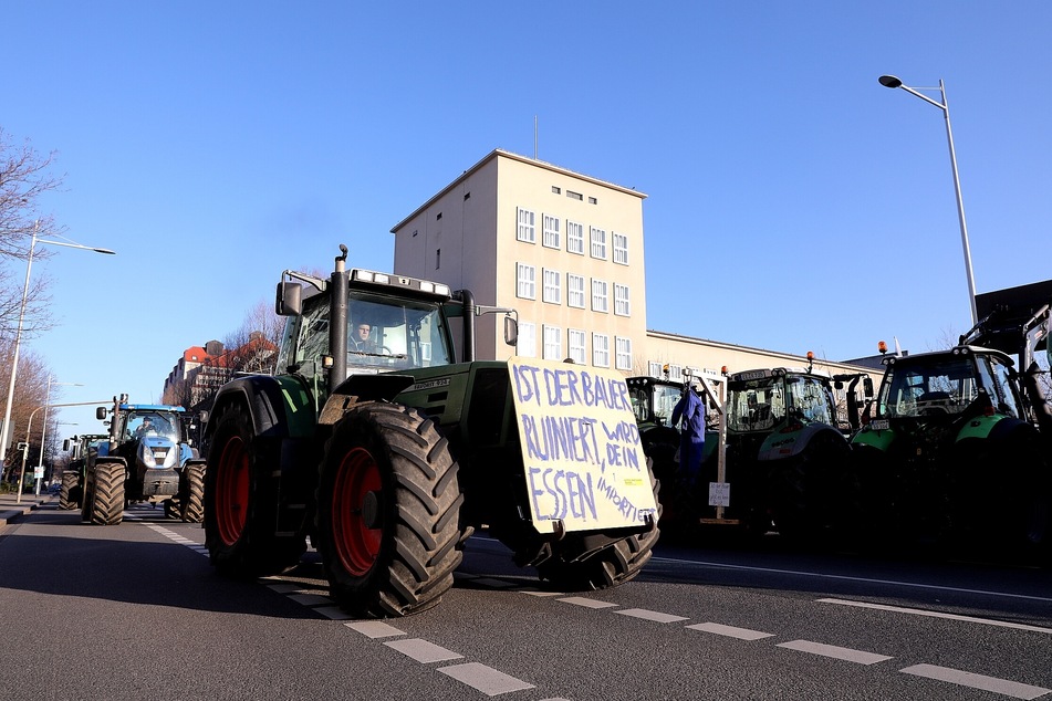 Die Traktoren rollen zum Landtag. 