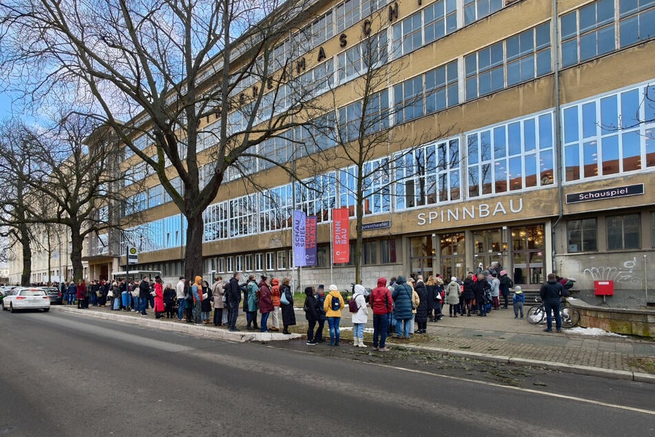 Die Schlange war lang: Bis in den Innenhof des Spinnbaus standen Menschen an.