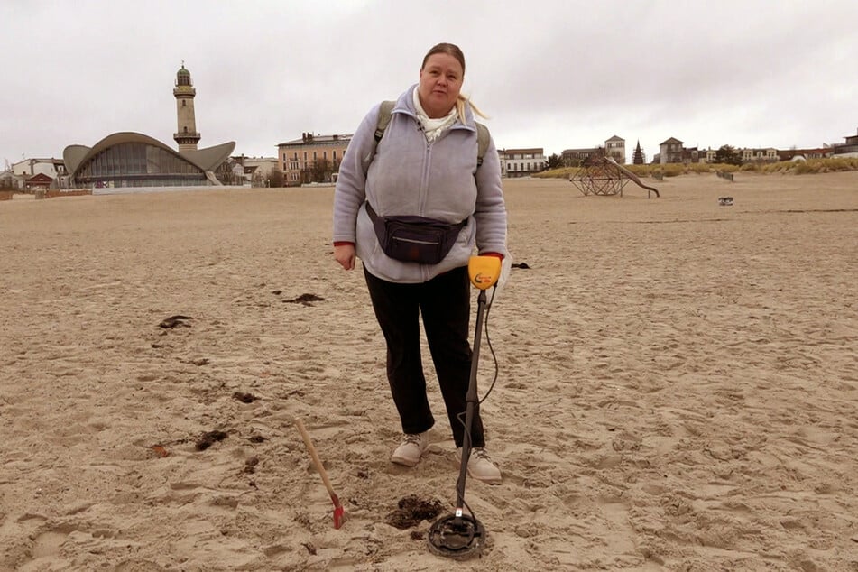 Die sechsfache Mutter sucht in Warnemünde nach Schätzen.