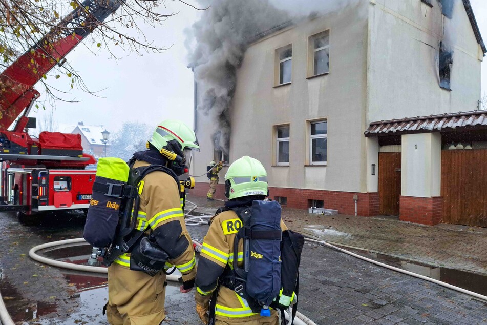 Die Feuerwehr bekämpfte die Flammen zunächst auf verschiedenen Wegen von außen.