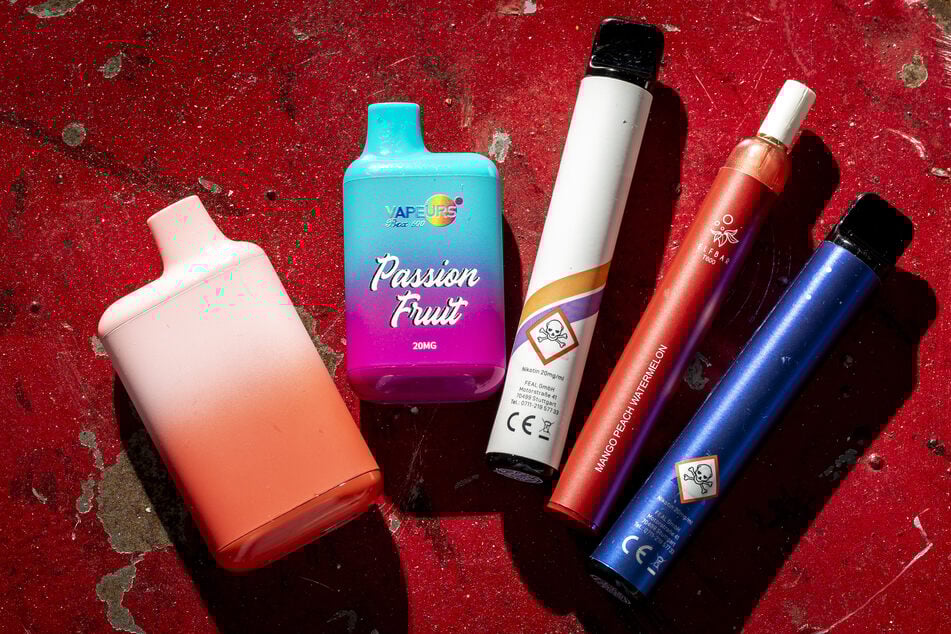 Nicht nur herkömmliche Tabakwaren, sondern auch E-Zigaretten und Einweg-Vapes sollen durch das Verbot vom Markt genommen werden.