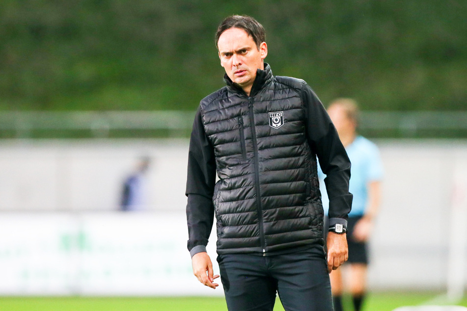 HFC-Chefcoach Florian Schnorrenberg (44) ließ seinem Ärger bei der Pressekonferenz freien Lauf. Jedoch war nicht das Ostderby der Grund, sondern das Verhalten des FSV-Trainers Enochs (50).