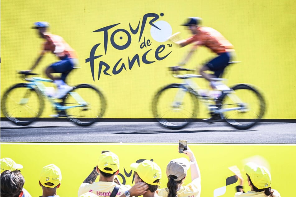 Zehntausende Menschen verfolgten begeistert den Start der Tour de France in Spanien.