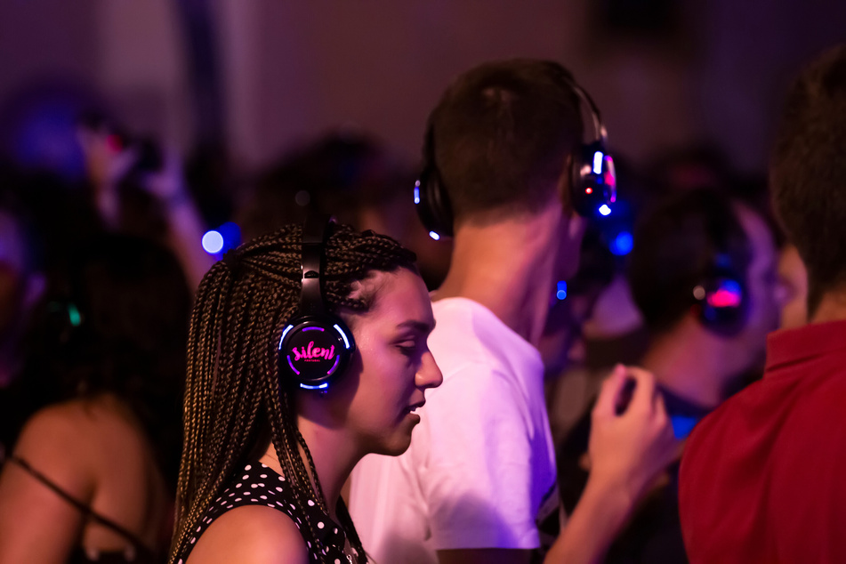 Die Teilnehmer der Silent Party bekommen Kopfhörer, so können sie die Musik hören und tanzen. Wer gerade keine Lust auf Tanzen hat, kann sich in Ruhe unterhalten oder trinken.