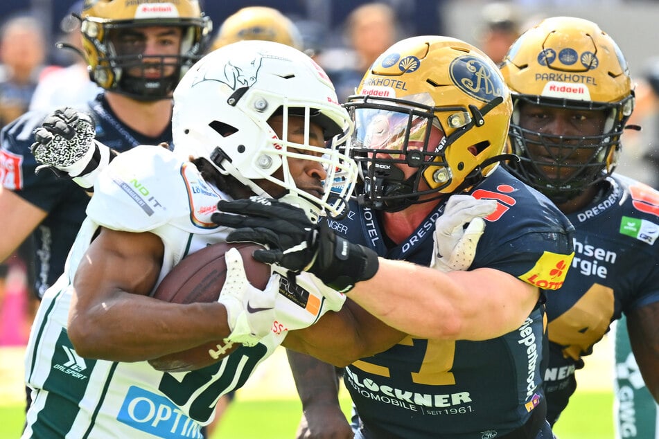 Sebastian Huber (25, r.) griff ordentlich zu und stoppte Jerome Manyema (26) von Schwäbisch Hall.