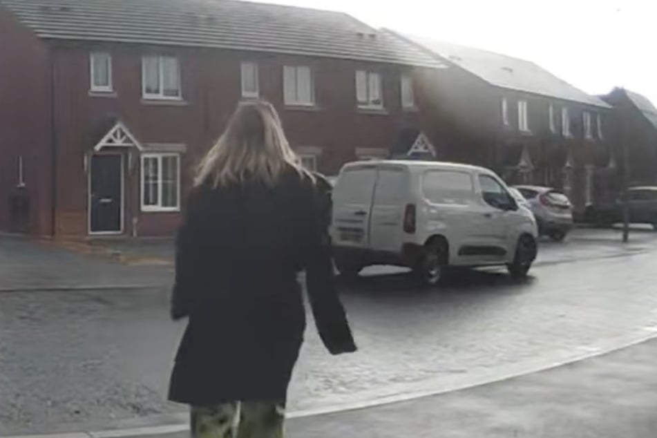 Aimee Hitchmough (30) kam dem Lieferanten sofort zur Hilfe.