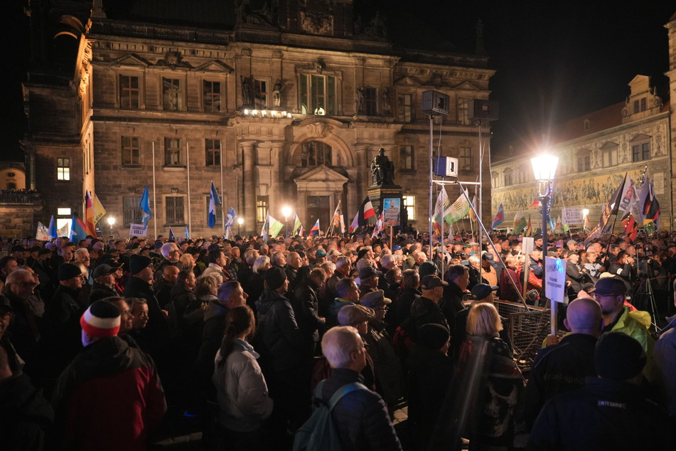 Zwischen Hofkirche und Fürstenzug versammelten sich Hunderte Pediga-Anhänger.