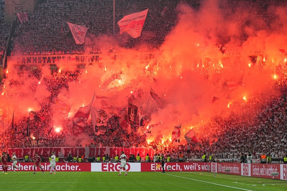 Beide Fanlager zündeten in der zweiten Halbzeit massiv Pyrotechnik. Auf dem Bild ist der Stuttgart-Block zu sehen.