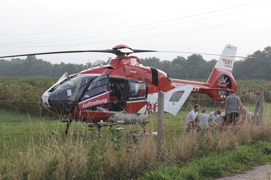 Ein Rettungshubschrauber musste den Mann in ein Krankenhaus bringen.