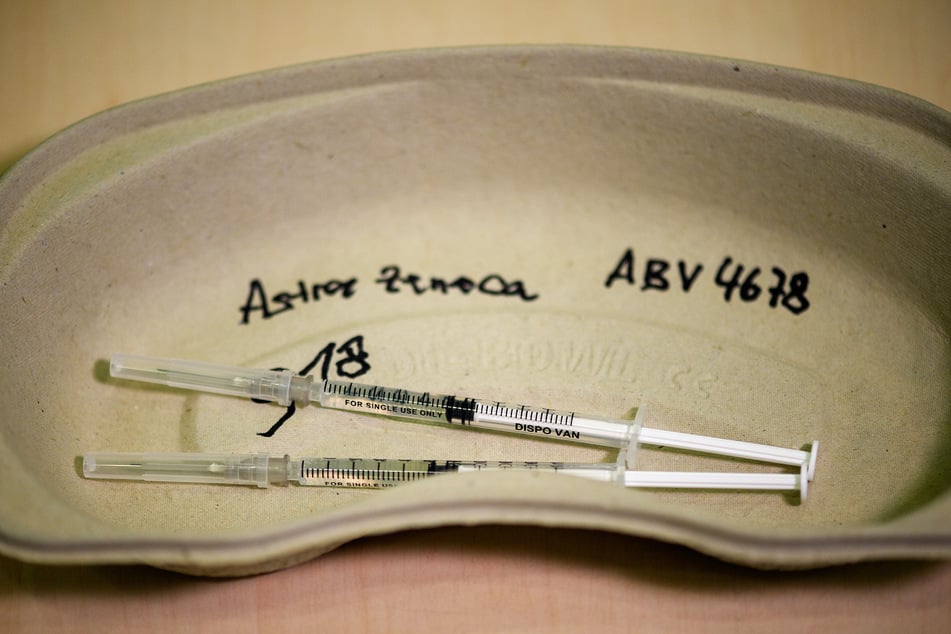 Nach Impfungen mit dem Stoff von AstraZeneca traten mehrere Thrombosefälle auf. Einige davon können nun offenbar behandelt werden.