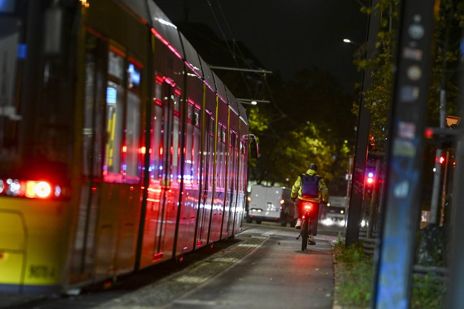 Berlin: Blutiger Streit in der M13: Mann sticht auf 16-Jährigen ein und bekommt Flasche ins Gesicht