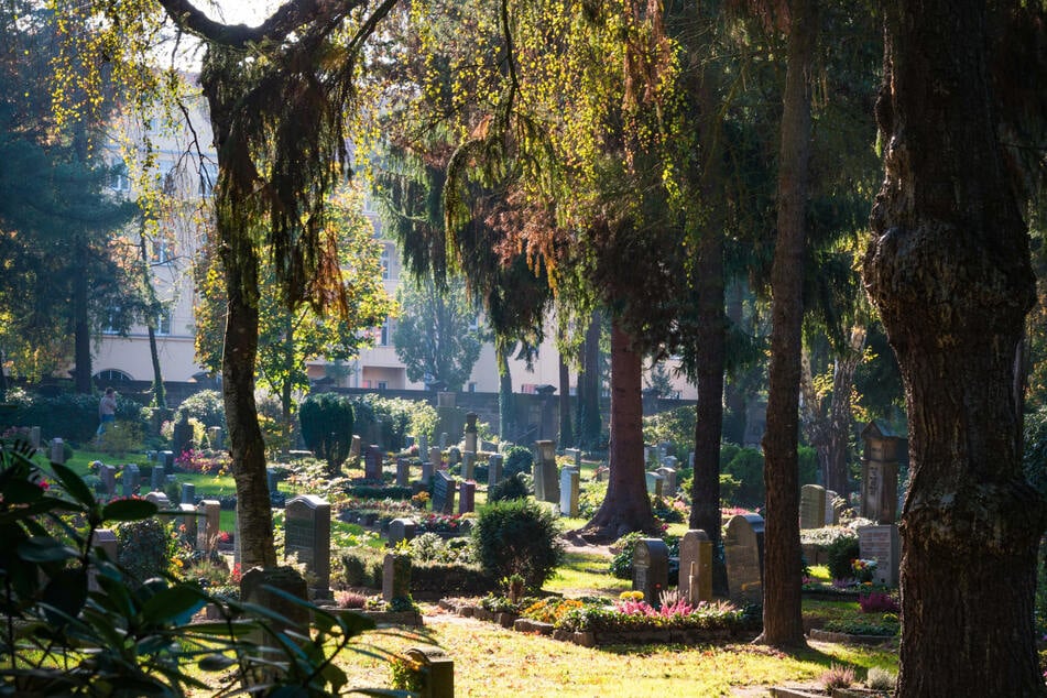 Bei einer Führung über den Johannesfriedhof erfahrt Ihr Wissenswertes und könnt gleich Euren Sonntagsspaziergang damit abhaken.