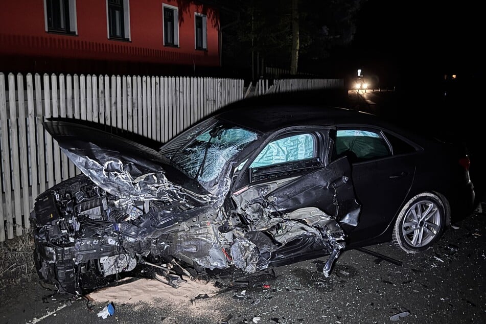 Frontalcrash: Dieser Wagen krachte am Donnerstagabend in Oelsnitz (Vogtland) mit einem weiteren Auto zusammen.