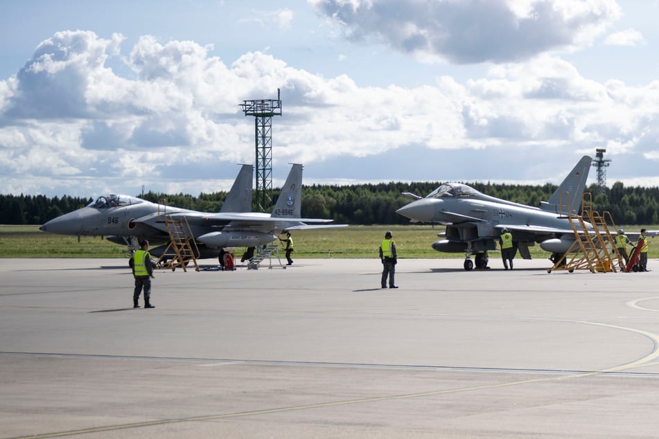 Zwei japanische Kampfjets sind am Dienstag erstmals in Deutschland gelandet.