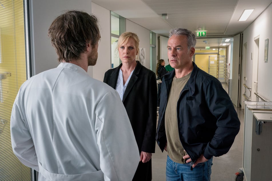 Benni Maybach (Maximilian Klas, 36, l.) erzählt Ina Zimmermann (Melanie Marschke, 56, M.) und Jan Maybach (Marco Girnth, 56, r.), was über den Mord im Krankenhaus bekannt ist.