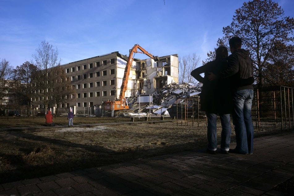 Ganze Wohnviertel mussten abgerissen werden, weil die Menschen nach der Wende in den Westen zogen. Nun werden sie dort Großeltern. (Symbolfoto)