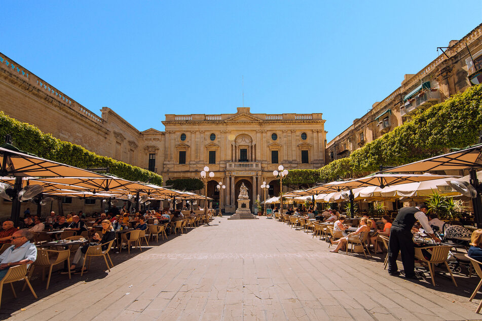 Nationalbibliothek von Malta flankiert von schöner Außengastronomie.