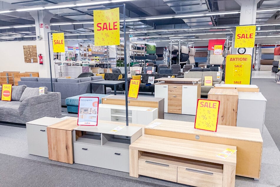 Zum verkaufsoffenen Sonntag (26.4.) schenkt ROLLER in Singen Kunden u. a. bis zu 20 Prozent beim Möbelkauf.¹