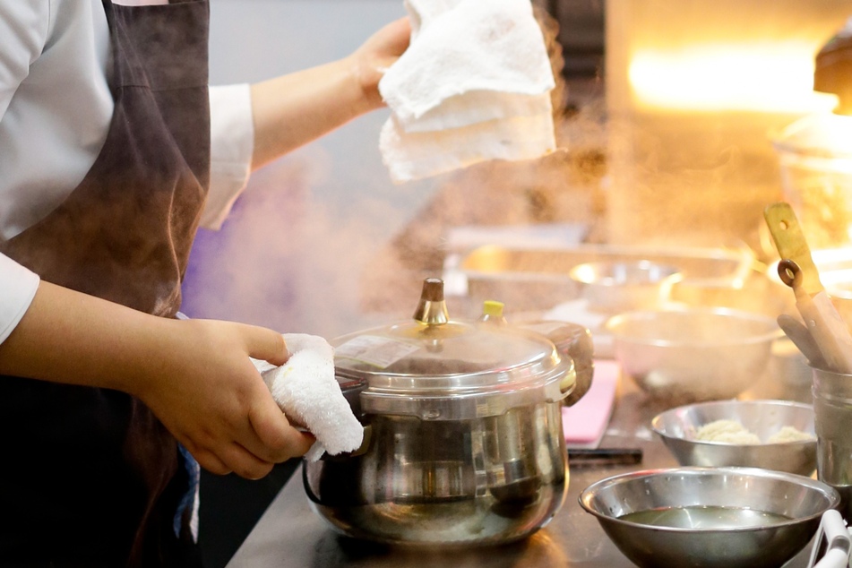 Nach dem Kochen sollte man insbesondere in offenen Küchen Gerüche neutralisieren.