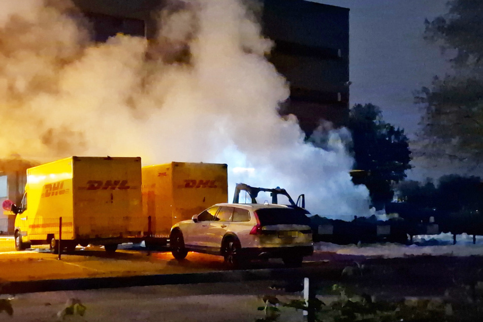 Hamburg: "Lichterloh": Postautos gehen auf Betriebshof in Flammen auf