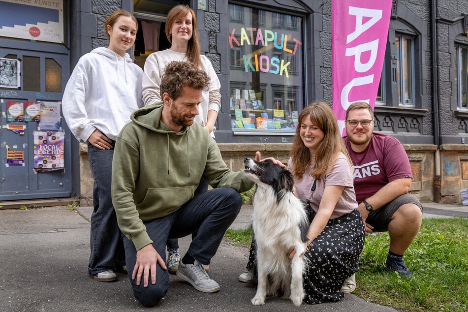 Das Team des KATAPULT Kiosks: Rahel Tröltzsch (19), Fanny Hyronimus-Ebert (35), Benjamin Fredrich, Hund Yuma (4), Stefanie Malleier (28) und Otto Ritter (33, v.l.).