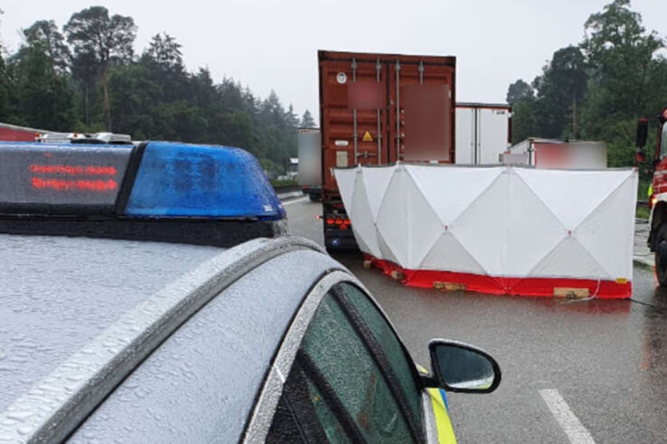 Transporter fährt auf Lastwagen auf: Fahrer stirbt noch an der Unfallstelle