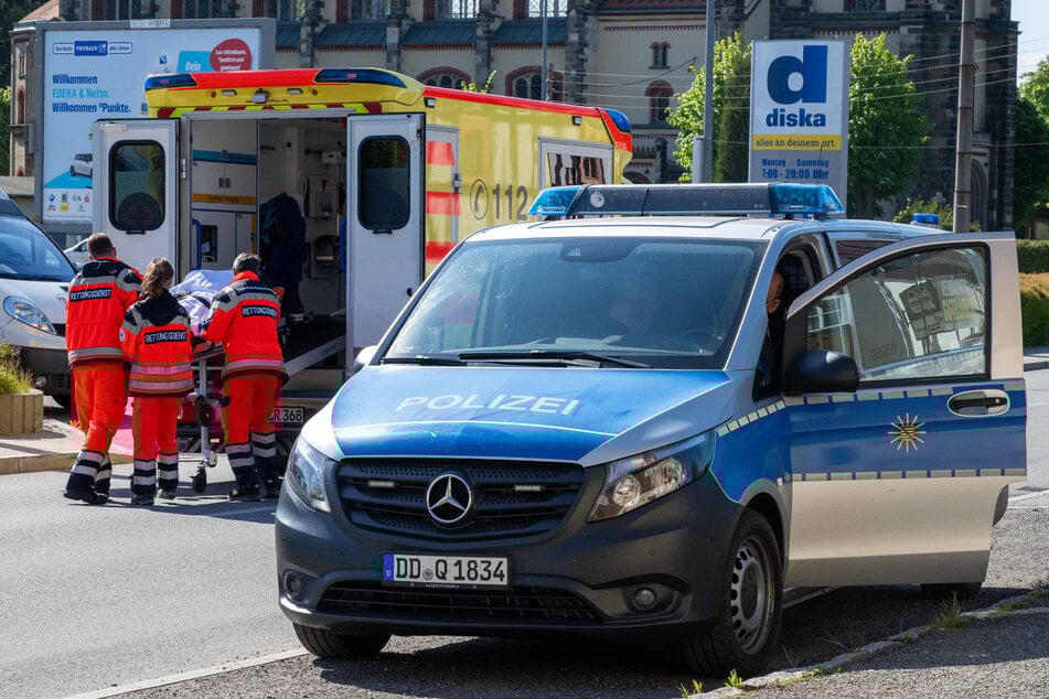 Eine 17-jährige Mopedfahrerin musste nach der Kollision in ein Krankenhaus gebracht werden.