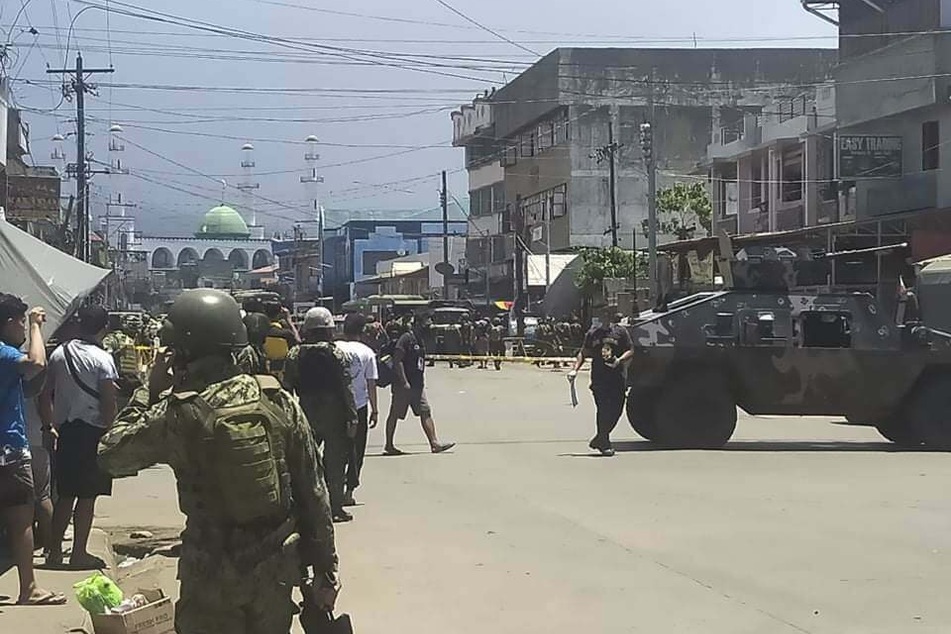 Auf diesem vom philippinischen Roten Kreuz zur Verfügung gestellten Handout-Foto sichern Truppen ein Gebiet, nachdem zwei Explosionen die Stadt Jolo in der südphilippinischen Provinz Sulu getroffen hatten.