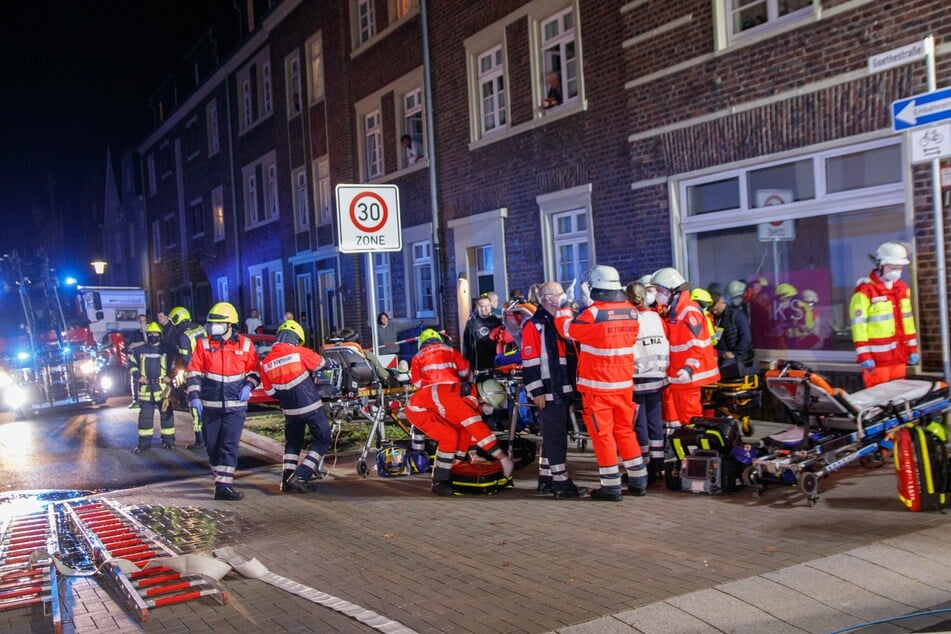 Der Rettungsdienst kümmerte sich um insgesamt 16 Bewohner des Hauses.