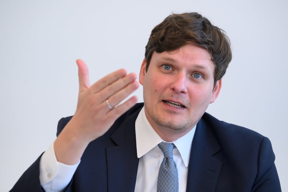 Sachsens Kultusminister Conrad Clemens (43, CDU) hält am bisherigen Lehrplan für das Fach Mathe fest. (Archivfoto)