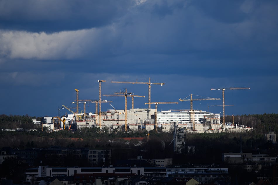 Rund um die Uhr wird auf der Infineon-Baustelle gearbeitet. Wie TAG24 erfuhr, kam es nun zu einem Arbeitsunfall.