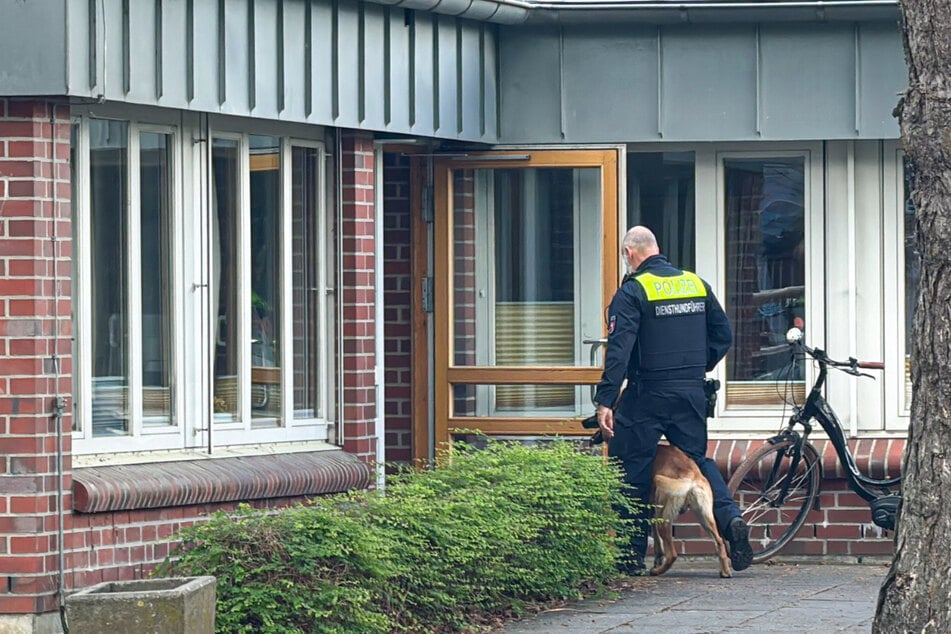 Polizisten durchsuchten das Schulgelände, fanden aber keine gefährlichen Gegenstände.
