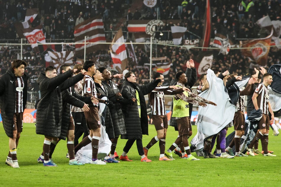 Nach der Partie feierten die Kiezkicker gemeinsam mit den Fans den langersehnten Dreier.