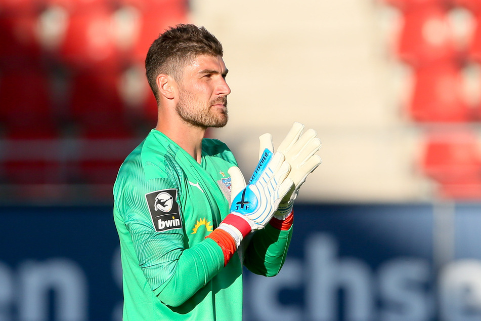 Torwart und Kapitän Johannes Brinkies verlängert seinen Vertrag beim FSV Zwickau um zwei weitere Jahre.