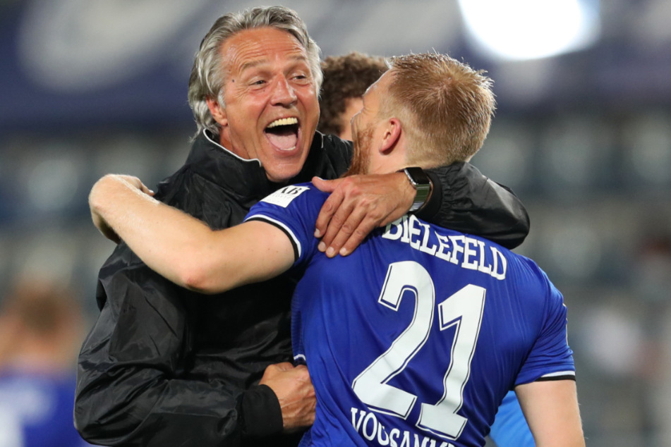 Bielefelds Trainer Uwe Neuhaus (l) und Andreas Vogelsammer feiern den Sieg gegen Dynamo Dresden.