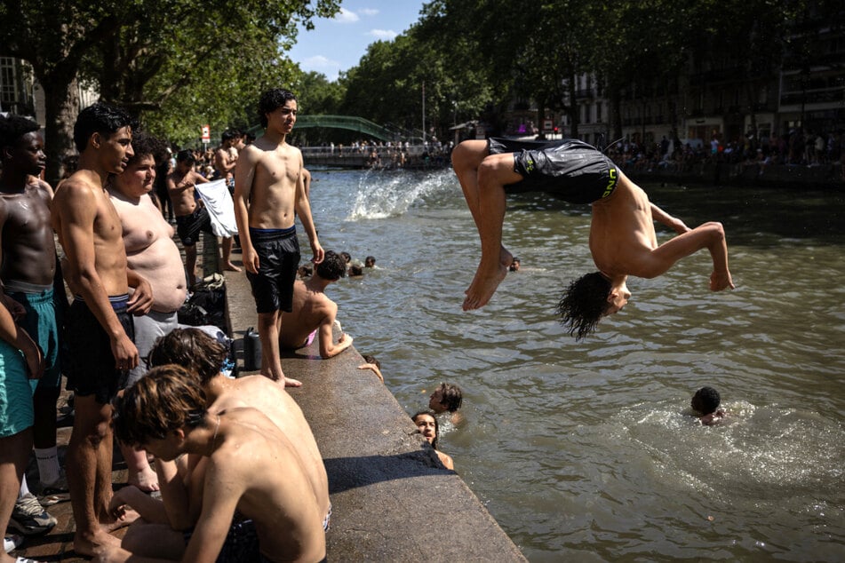 Jugendliche kühlen sich im Canal Saint-Martin in Paris ab.