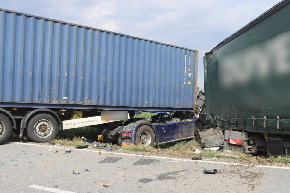 Die Lastwagen krachten frontal ineinander.