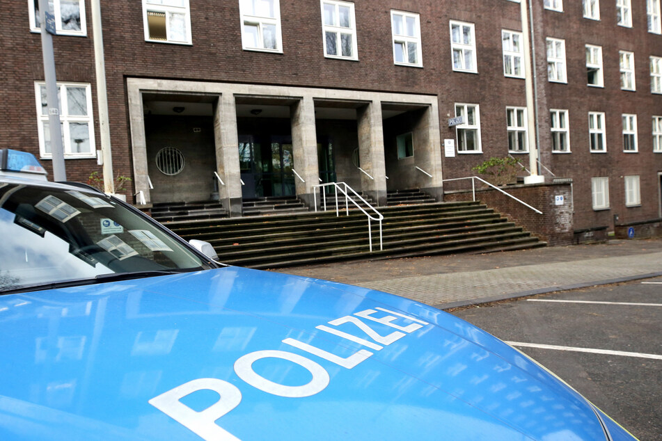 Rechte Umtriebe bei einem Polizei-Team in Mülheim/Ruhr sind nach einem Bericht des Innenministeriums offenbar einfach von den Vorgesetzten ignoriert worden.