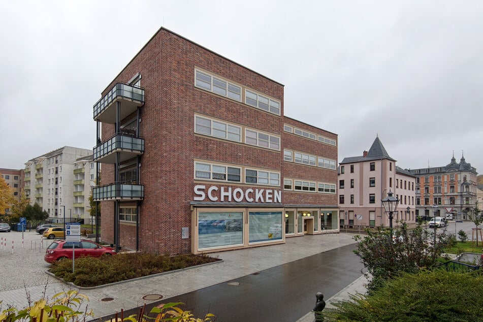 Die Praxis befindet sich im Gebäude des ehemaligen Schocken-Kaufhauses in Crimmitschau.