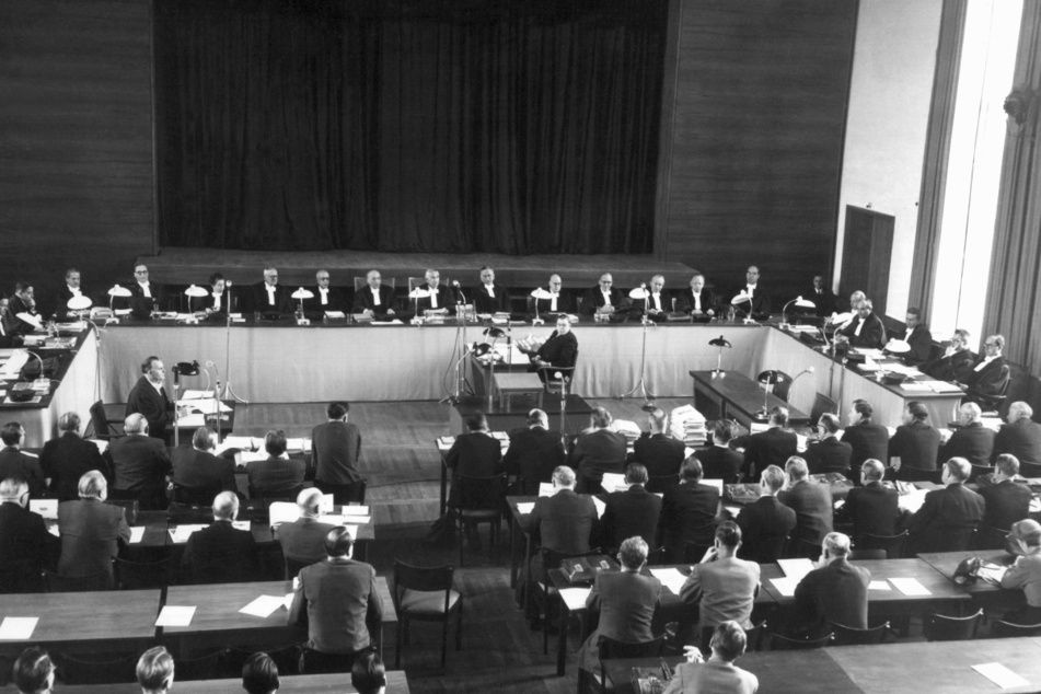 Blick in den Sitzungssaal bei der ersten öffentlichen Plenarsitzung des Bundesverfassungsgerichts im Jahr 1952.