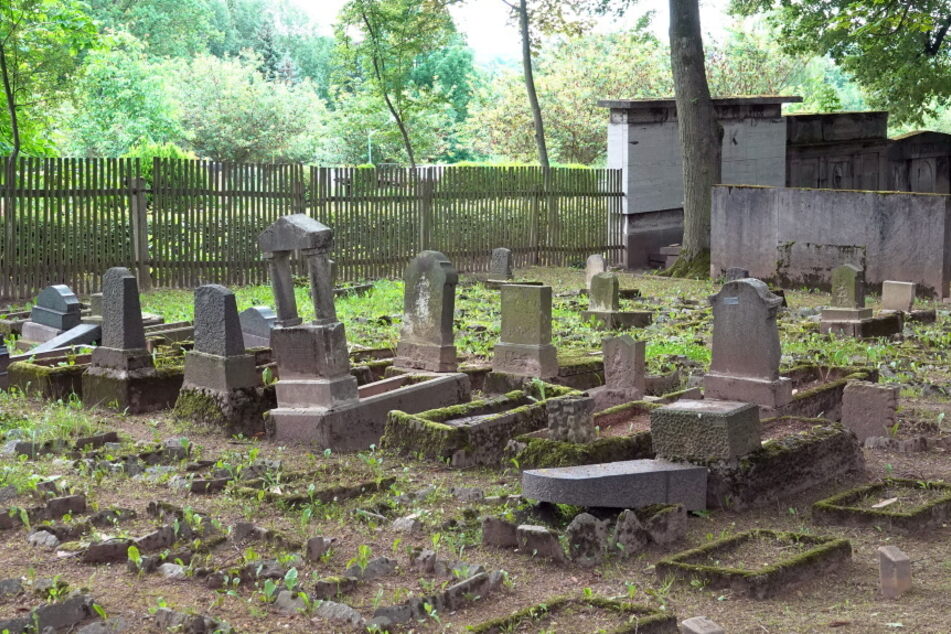 Grabsteine von Kindergräbern wurden umgestoßen.