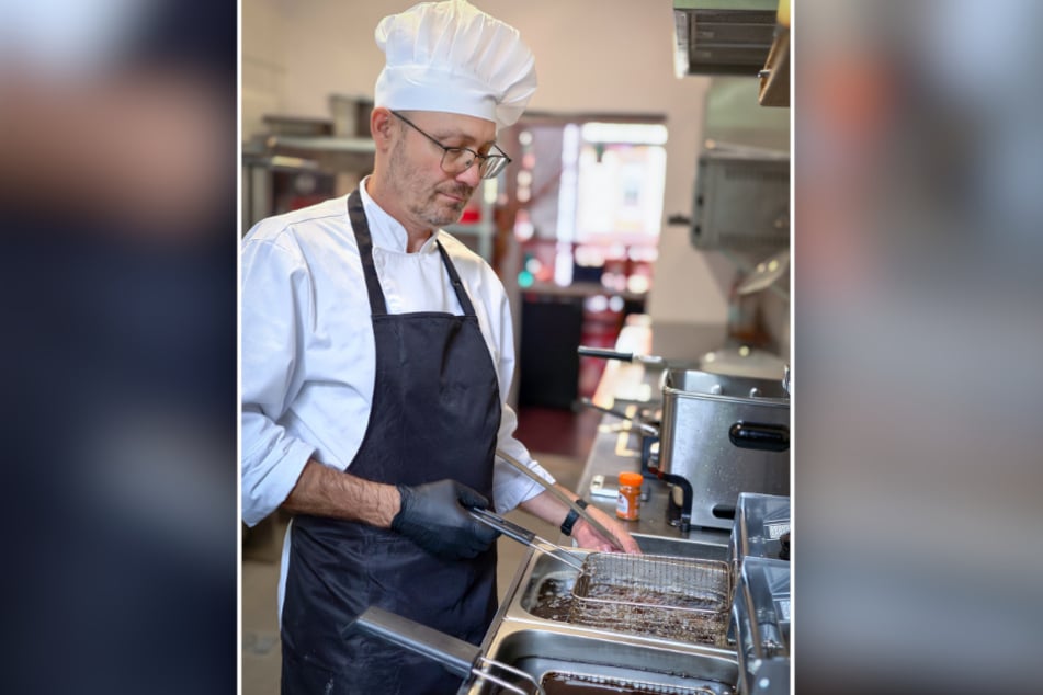 Dmytro Volkov (48) frittiert die Fleischbällchen.