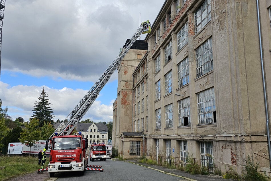 Die Feuerwehr musste am heutigen Sonntagmittag zu den Wanderer-Werken in Chemnitz ausrücken. Dort hatten Unbekannte ein Feuer gelegt.