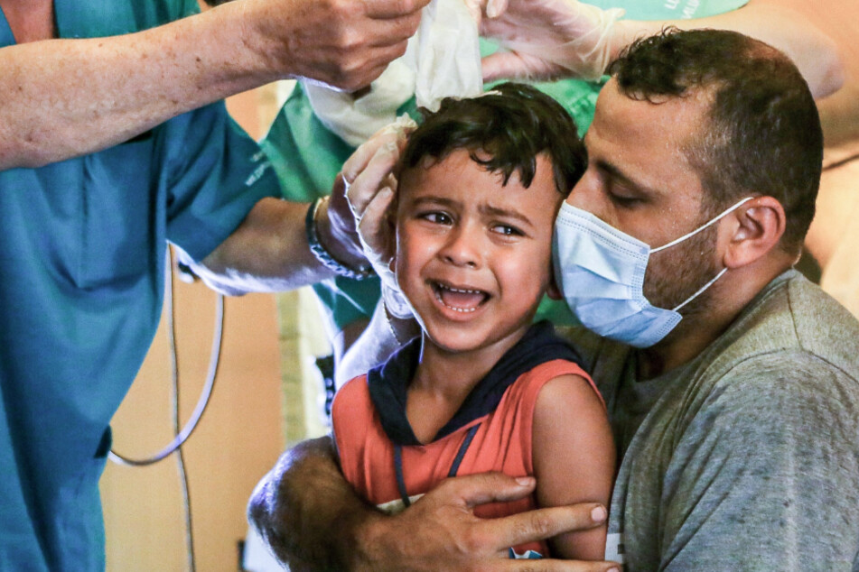 Russische Sanitäter untersuchen die Wunden von Hussein, einem sechsjährigen syrischen Jungen, der bei der Explosion im Beiruter Hafen durch Glassplitter verletzt wurde. Im Libanon gibt es in jeder zweiten Familie Kinder, die Anzeichen von Stress und Trauma zeigen.