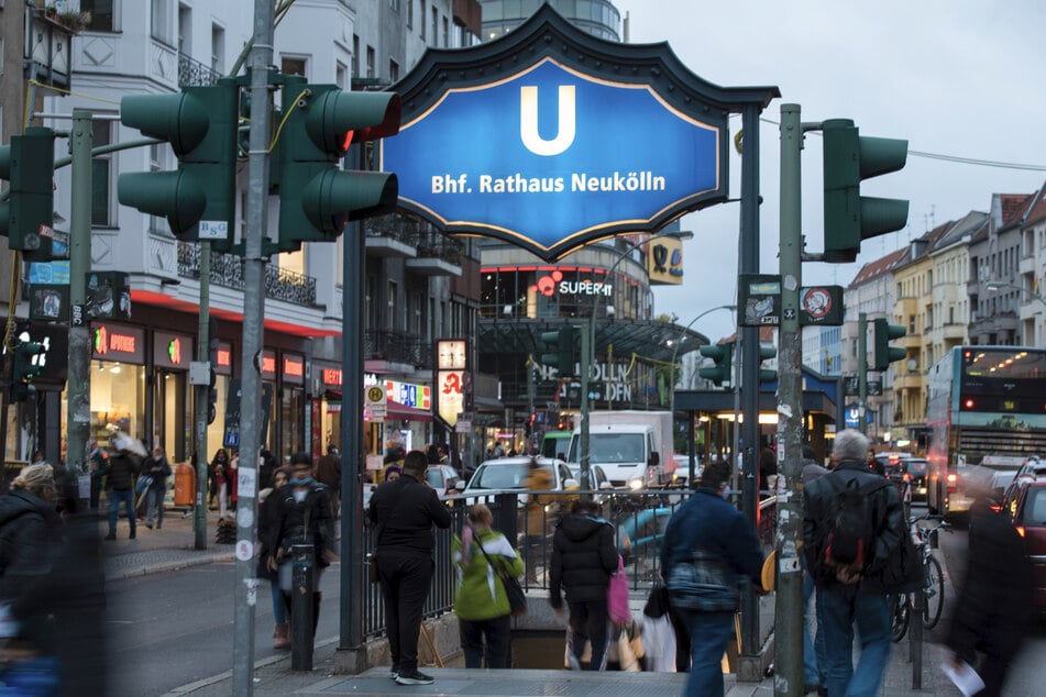 Die Polizei benötigte mehrere Beamte, um den Mann im U-Bahnhof Rathaus Neukölln zu fixieren. (Archivbild)