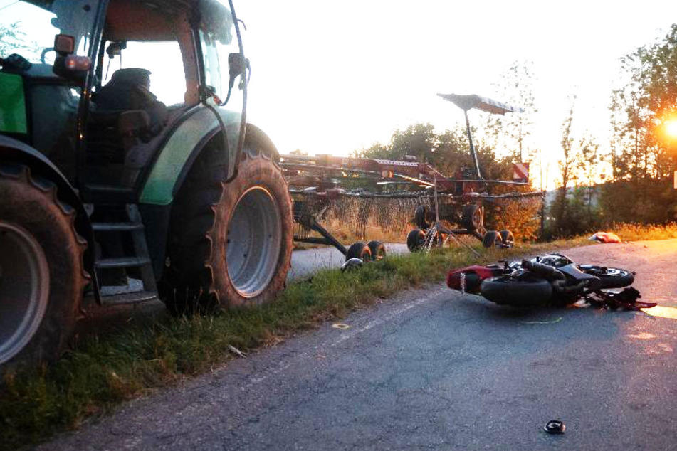 Jede Hilfe kommt zu spät: Junger Biker stirbt bei schrecklichem Crash mit Traktor