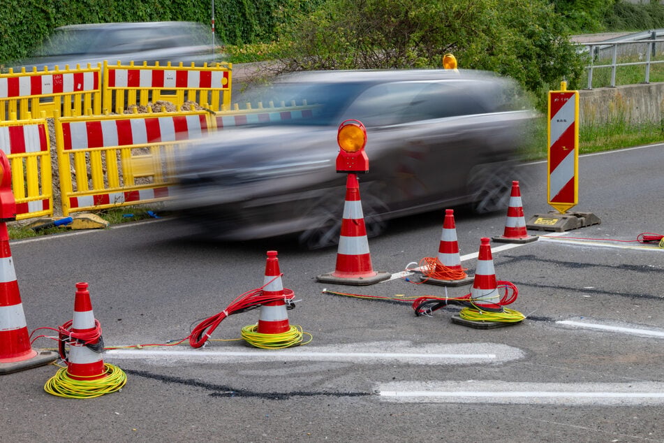 Die Fahrbahn ist an der Stelle verengt, weshalb Tempo 30 angeordnet wird.